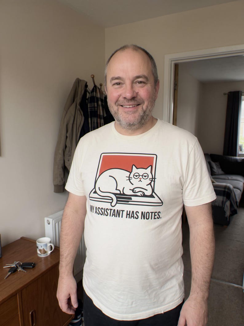 T-shirt met kattenassistent en notities, humoristisch thuiswerk-cadeau, cadeau voor kattenmoeders en -vaders afbeelding 2