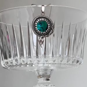 Collar llamativo de plata de ley con textura de concha de abulón y serpiente