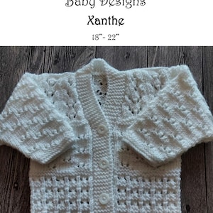 Peut inclure: Un cardigan blanc en tricot pour bébé avec une fermeture à boutons et un motif ajouré délicat. Le cardigan mesure de 18 à 22 pouces.