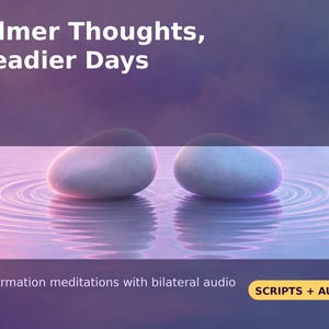 Op de afbeelding: Twee gladde, lichtgekleurde stenen rusten op een reflecterend wateroppervlak met cirkelvormige rimpelingen. De tekst luidt Calmer Thoughts, Steadier Days en 11 affirmation meditations with bilateral audio. Een gele knop toont SCRIPTS + AUDIO.