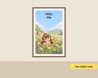 Puede incluir: Una lámina de arte mural enmarcada que muestra un topo de dibujos animados con gafas negras y una pequeña bombilla en la cabeza, saliendo de un agujero en un prado lleno de flores y mariposas. El texto "Hello, Mia" aparece en la parte superior.