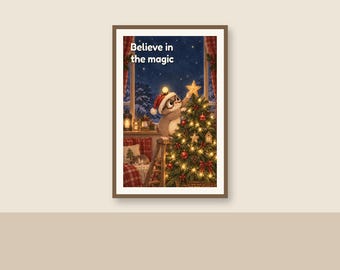 Puede incluir: Una impresión artística enmarcada que muestra un hámster de dibujos animados con un gorro de Papá Noel rojo y gafas, de pie sobre una escalera de madera para colocar una estrella en un árbol de Navidad iluminado. El texto Believe in the magic aparece.