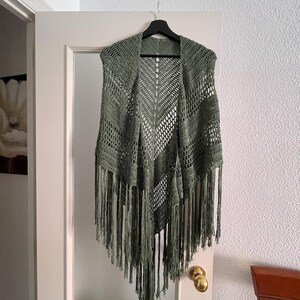 Chal verde artesanal con flecos | Chal calado hecho a mano | Complemento elegante para boda e invitada
