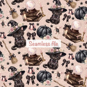 Peut inclure: Un motif répétitif avec des chatons noirs portant des chapeaux de sorcière à roses roses, des citrouilles noires, des piles de livres avec boules de cristal, des lanternes, des balais, des nœuds noirs et des étoiles sur fond rose avec le texte Seamless file.