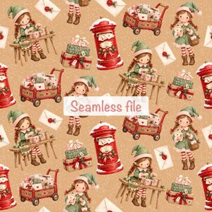 Peut inclure: Un motif répétitif illustrant des lutins en tenue verte, des boîtes aux lettres rouges, des chariots rouges remplis de cadeaux emballés et des enveloppes blanches avec des sceaux de cire rouge sur un fond brun clair moucheté.