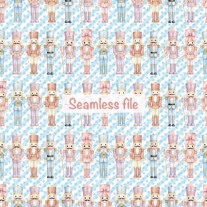 Può includere: Un motivo continuo con file di schiaccianoci in uniformi rosa e blu pastello con dettagli dorati, su uno sfondo azzurro con strisce diagonali bianche e piccoli fiocchi di neve. Il testo Seamless file è visibile.