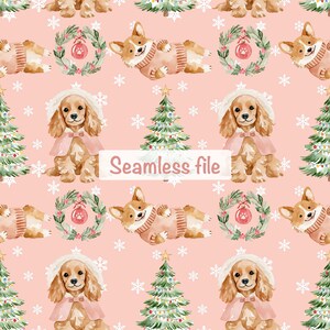 Peut inclure: Un motif répétitif sur fond rose clair présentant des illustrations à l'aquarelle de corgis en pull, d'épagneuls avec bonnets et capes d'hiver, de sapins de Noël décorés et de couronnes avec boules, le tout parsemé de flocons blancs.