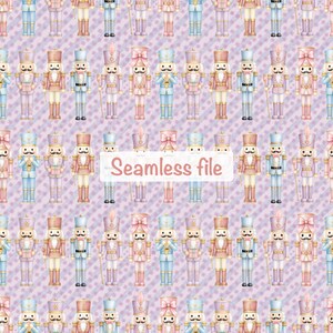 Könnte beinhalten: Ein nahtloses Muster mit Reihen illustrierter Nussknacker-Figuren in pastellfarbenen rosa und blauen Uniformen mit goldenen Akzenten auf einem hellvioletten Hintergrund mit diagonalen Streifen und kleinen Blumenmotiven. Der Text Seamless file ist zentriert.