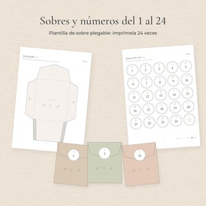 Puede incluir: Un kit de calendario de adviento imprimible con una plantilla para un sobre plegable y una hoja de etiquetas circulares numeradas del 1 al 24. Se muestran tres sobres ensamblados en colores beige, verde salvia y rosa empolvado.