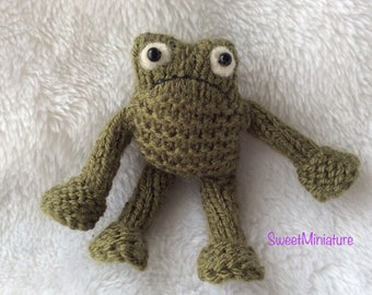 knitted miserable FROG wool fibre Art Miniature  collectible BJD Dolls toy / pet