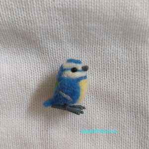 Pájaro BLUETIT euroasiático en miniatura de fibra de arte, fieltrado con aguja, pájaro OOAK, mini exhibición de fieltro de lana