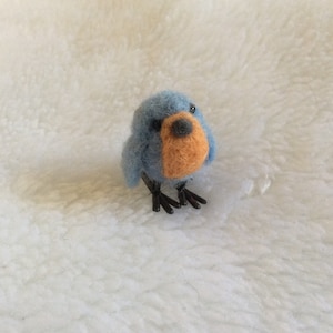Pájaro azul en miniatura de fibra de arte, fieltrado con aguja, OOAK, mini exhibición de fieltro de lana