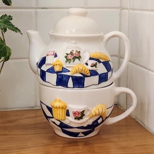 ペストリーのレリーフが施されたヴィンテージセラミックティーポット、クロワッサンとカップのモチーフがあしらわれた素朴なコテージコアティーポット、居心地の良いキッチン装飾、ユニークなギフト