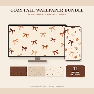 Op de afbeelding: Een digitaal behangpakket getiteld COZY FALL WALLPAPER BUNDLE met 14 achtergronden, 7 voor desktop en 7 voor mobiel. Het scherm toont een computermonitor en een smartphone met patronen van bruine strikken en herfstbladeren op een crèmekleurige achtergrond.