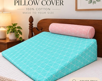 Könnte beinhalten: Ein türkisfarbener Keilkissenbezug mit weißem geometrischem Dreiecksmuster und ein passender zylindrischer rosa Nackenrollenbezug. Text: CUSTOM WEDGE PILLOW COVER, 100% COTTON, MADE TO YOUR SIZE, COVER ONLY, INSERT NOT INCLUDED.