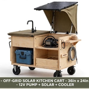 Op de afbeelding: Een houten off-grid zonne-keukenwagen van 91,44 cm x 60,96 cm x 86,36 cm. Het bevat een zwart zonnepaneeldak, een gootsteen met kraan, een 12V-pomp, een blauwe koelbox en opbergplanken. De tekst luidt: IDEA 6 - OFF-GRID SOLAR KITCHEN CART.