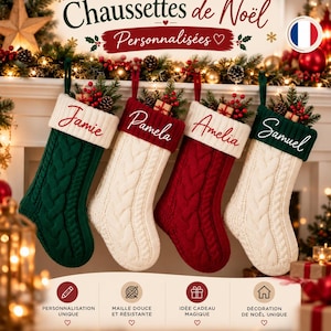 Könnte beinhalten: Vier gestrickte Weihnachtsstrümpfe mit Zopfmuster und weißen Bündchen, bestickt mit den Namen Jamie, Pamela, Amelia und Samuel. Die Strümpfe sind grün, weiß und rot, haben Aufhängeschlaufen und sind mit Tannenzweigen und roten Beeren gefüllt.