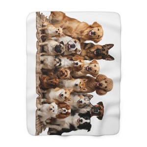 Peut inclure: Une couverture en polaire blanche douce présentant une impression photographique haute résolution d'un grand groupe de diverses races de chiens, dont un golden retriever, un bouledogue, un berger allemand, un caniche et un beagle, tous rassemblés.
