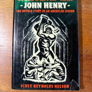 Könnte beinhalten: Ein gebundenes Buch mit dem Titel Steel Drivin' Man - John Henry - The Untold Story of an American Legend von Scott Reynolds Nelson. Das schwarze Cover zeigt eine weiße Illustration im Holzschnittstil einer Figur mit Hammer.