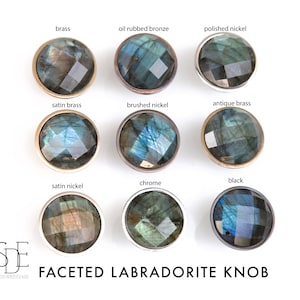 Może przedstawiać: Zestaw dziesięciu fasetowanych gałek z labradoritu w różnych wykończeniach, w tym mosiądz, brąz olejowany, polerowany nikiel, satynowy mosiądz, szczotkowany nikiel, mosiądz antyczny, satynowy nikiel, chrom i czarny.