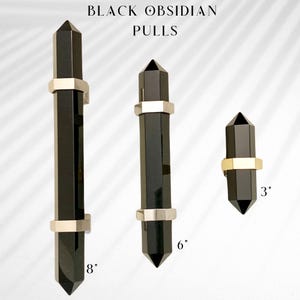 Puede incluir: Tres tiradores de armario de cristal de obsidiana negra con detalles dorados y plateados. Los tiradores miden 7,6 cm, 15,2 cm y 20,3 cm de largo.