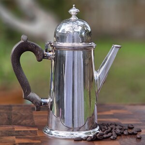 Cafetera vintage estilo Art Déco, bañada en plata – Wright Argentina – Mango de madera – 8 pulgadas