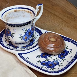 Set vintage di tazza e piattino da snack in ceramica polacca Boleslawiec UNIKAT