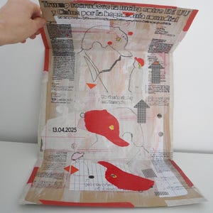 Arte em Mídia Mista sobre Papelão Reciclado – Colagem Política com Jornal e Desenho