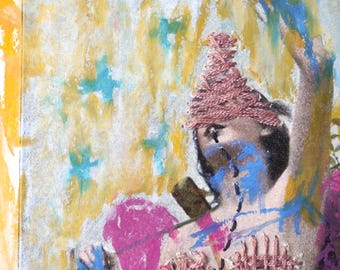 Desnudo bordado sobre página vintage – Fondo amarillo – Arte textil femenino único