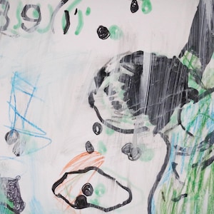 Op de afbeelding: Abstracte schilderkunst met groene, blauwe en zwarte lijnen en vormen op een witte achtergrond. Het schilderij heeft een speelse en kinderlijke stijl.