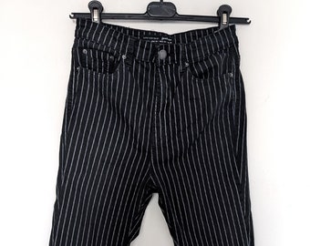 Upcycling, Nadelstreifen, Highwaist Capri Hose, Pinstripe Jeans, Gr. 36, Damen, schwarz, weiß gestreift, Streifenhose