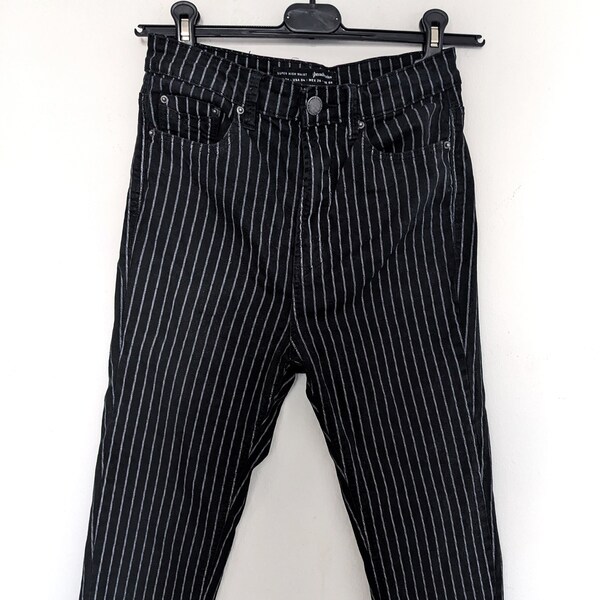 Upcycling, Nadelstreifen, Highwaist Capri Hose, Pinstripe Jeans, Gr. 36, Damen, schwarz, weiß gestreift, Streifenhose