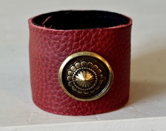 Bordeaux red leather bracelet with rivet in old brass