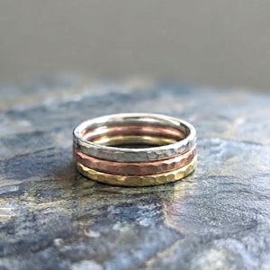 Set aus 3 gehämmerten Stapelringen, Sterlingsilber-Kupfer-Messing, 2 mm breite, strukturierte Ringe, Alltagsringe aus verschiedenen Metallen