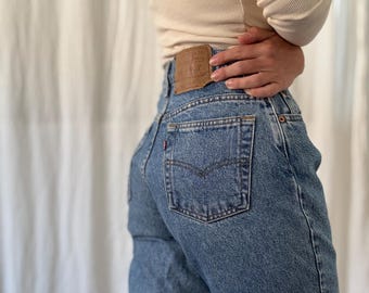 Vintage Levi’s 551 mid blue 90s denim jeans high rise tapered leg 27” waist
