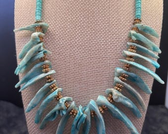 Vintage shell, turquoise spike bead, 1970s boho jewelry, mermaidcore, spiky collar choker, dyed blue shell, retro coastal, resort wear