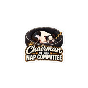 Op de afbeelding: Een gestanste sticker met een zwart-witte Boston Terriër die in een rond zwart mandje slaapt. Boven de hond staan drie Z's. Onder de hond staat de tekst Chairman of the Nap Committee in een vetgedrukt, crèmekleurig lettertype met een kleine gouden kroon.