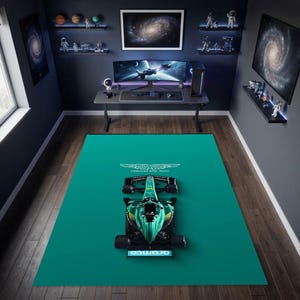 Peut inclure: Un tapis rectangulaire au fond bleu sarcelle vif, orné d'une vue de dessus d'une voiture de course de Formule 1 Aston Martin. Le motif comprend le logo blanc de l'écurie Aston Martin Formula One Team et le nom de la marque Aramco en lettres blanches.