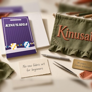 Könnte beinhalten: Ein violettes Kinusaiga-Anleitungsheft, ein grünes Stoffbanner mit gesticktem Text, ein Metall-Bastelmesser, eine Pinzette und eine kleine Karte mit der Aufschrift No-sew fabric art for beginners und 36 pages / Instant download.