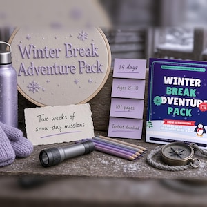 Op de afbeelding: Een Winter Break Adventure Pack set met een paarse waterfles, lavendelkleurige gebreide wanten met sneeuwvlokborduursel, een zaklamp, kleurpotloden, een kompas en een boekje met de titel Winter Break Adventure Pack met een pinguïn.
