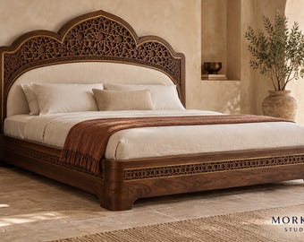 Estrutura de cama marroquina Zahra, acabamento em nogueira com detalhes em latão.