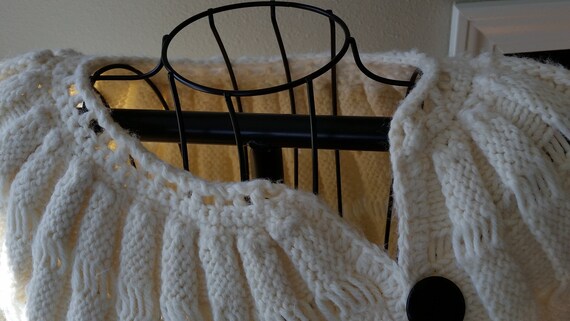 Vintage Hand Knit Cream Shawl Capelet Wrap Shrug - image 3