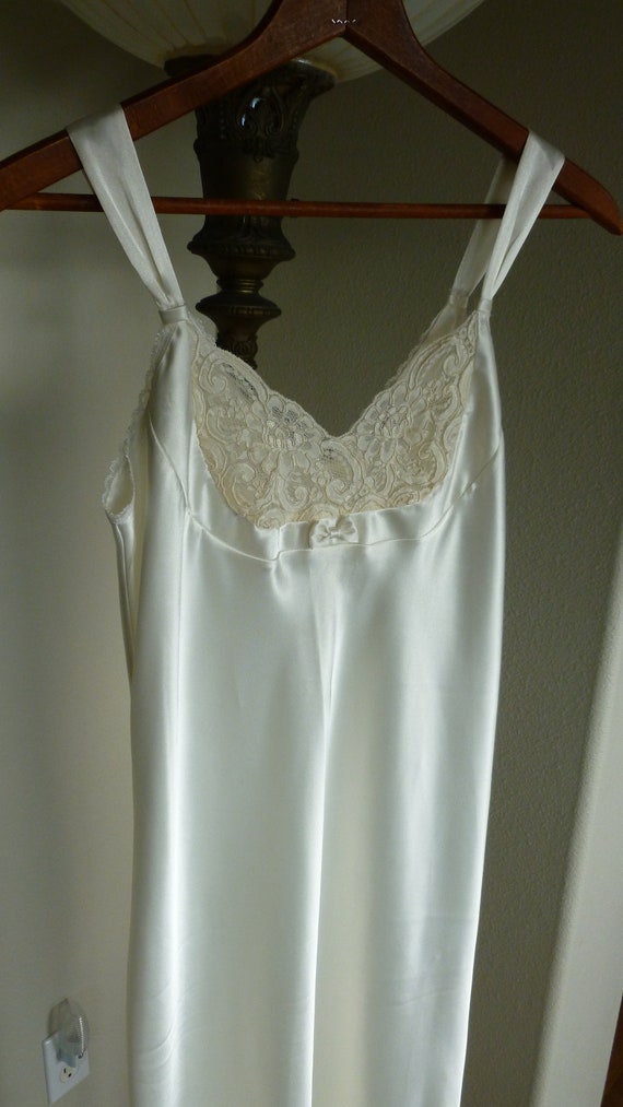 Vintage Cream Satin and Lace Bridal Nightgown Jon… - image 2