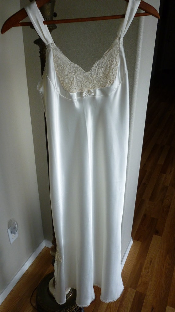 Vintage Cream Satin and Lace Bridal Nightgown Jon… - image 6