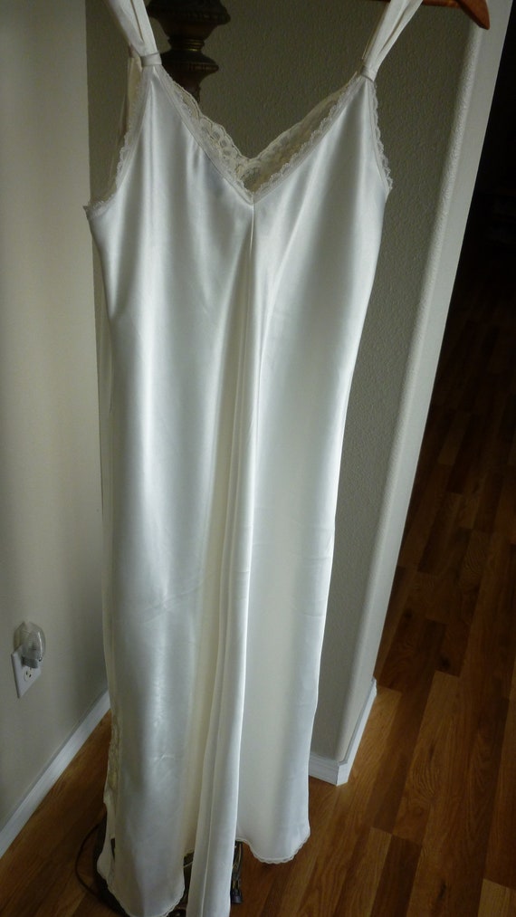 Vintage Cream Satin and Lace Bridal Nightgown Jon… - image 8