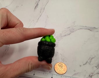 Dockhusminiatyr - Liten häxkittel med gröna bubblor - skala 1/12