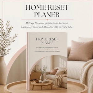 Könnte beinhalten: Ein weißes Buch mit dem Titel HOME RESET PLANER und dem Untertitel 30 Tage für ein organisiertes Zuhause Aufräumen, Routinen & kleine Schritte für mehr Ruhe. Das Cover zeigt eine Grafik eines Wohnzimmers mit Sofa, Tisch und Pflanze.
