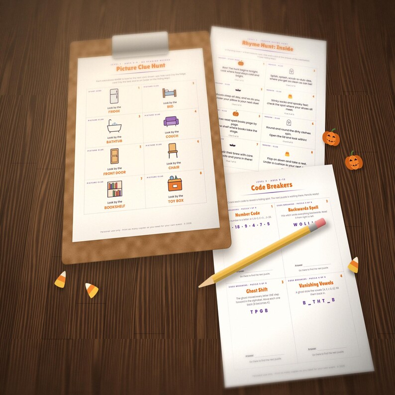 Puede incluir: Un portapapeles de madera con una hoja de actividades Picture Clue Hunt, junto a dos p&aacute;ginas de juego impresas adicionales tituladas Rhyme Hunt: Inside y Code Breakers, con un l&aacute;piz amarillo e iconos decorativos de calabaza y dulces.