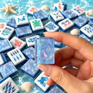 Blaues, schillerndes Ozean-Mahjong-Set, Muschelsteine ​​mit maritimen Küstenmotiven