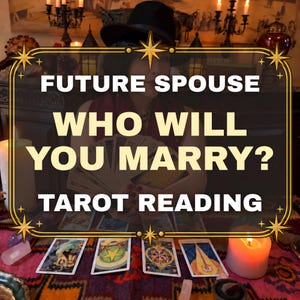 Könnte beinhalten: Ein Tarot-Leseservice mit einem Kartendeck und Kerzen. Der Text lautet: FUTURE SPOUSE WHO WILL YOU MARRY? TAROT READING. Die Karten liegen auf einem gemusterten Tuch vor einer Person, die einen schwarzen Hut trägt und Karten hält.